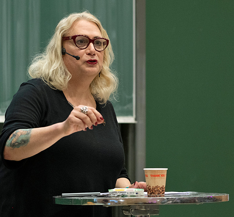 Franny Berenfänger bei einem Vortrag