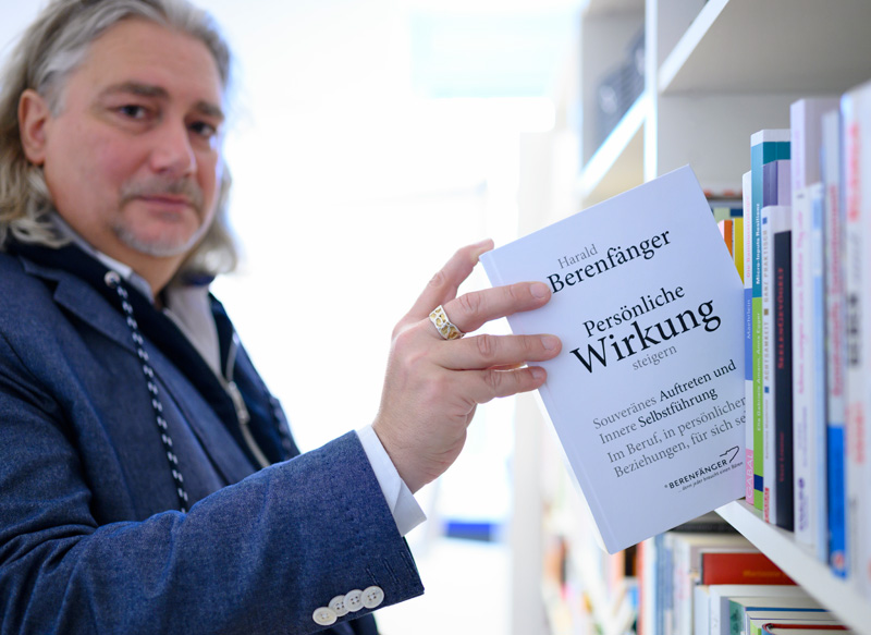 Franny Berenfänger vor Bücherregal