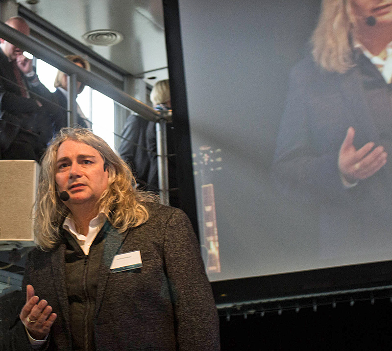 Franny Berenfänger bei einem Vortrag